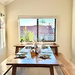 Steps From Sunnybank Hills Shopping Spacious *