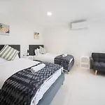 Urban Luxe Retreat 3-level Stylish Near Cbd Holiday home *