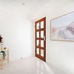 Urban Luxe Retreat 3-level Stylish Near Cbd Holiday home