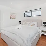 Urban Luxe Retreat 3-level Stylish Near Cbd Holiday home *
