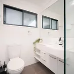 Urban Luxe Retreat 3-level Stylish Near Cbd Holiday home *