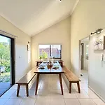 Holiday home Steps From Sunnybank Hills Shopping Spacious *