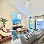 Steps From Sunnybank Hills Shopping Spacious *