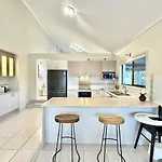 Steps From Sunnybank Hills Shopping Spacious