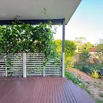 Steps From Sunnybank Hills Shopping Spacious Home