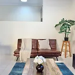 Steps From Sunnybank Hills Shopping Spacious Holiday home