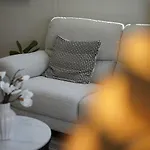 Urban Luxe Retreat 3-level Stylish Near Cbd Holiday home