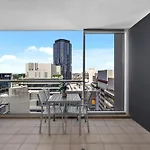 Central City 2Br Apt With Balcony, Pool, Gym And Wifi