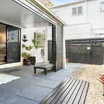 Modern 1-Bed Retreat With Patio & Shed Access