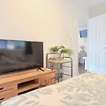 2 Bedrooms Comfort Haven In Paddington