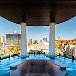 Luxury W Rooftop Pool Apartment