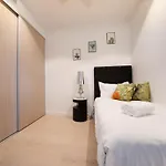 Stylish 2b1b In Qw Brand New & Step To Casino *
