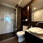 Four Bedroom In Cbd Apartment *