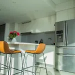 Four Bedroom In Cbd Apartment *
