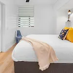 Spacious 2-Bed Unit With Balcony Next To The Gabba