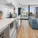 Spacious 2-Bed Unit With Balcony Next To The Gabba