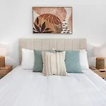 Comfortable 3-Bed Retreat Close Parks