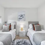 Spacious And Superb 3-bed Apartment Brisbane