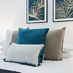 Comfy 2-Bed With Pool And Secure Parking