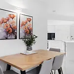 Comfy 2-Bed With Pool And Secure Parking