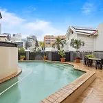 Comfy 2-Bed With Pool And Secure Parking