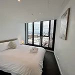 Stylish 1-Bed With Pool, Gym & Free Parking