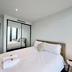 Stylish 1-Bed With Pool, Gym & Free Parking