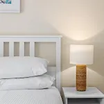 Albion Convenient Hideaway With Parking & Balcony