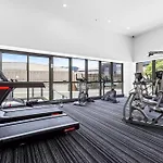 Stunning River View 2-Bed With Pool, Sauna And Gym