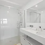 Gorgeous 3-bed With Views Apartment *