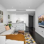 Chic 1-Bed With Parking, Infinity Pool And Gym