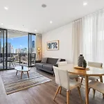 Chic 2-Bed With Rooftop Pool Overlooking The City