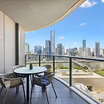 Chic 2-Bed With Rooftop Pool Overlooking The City