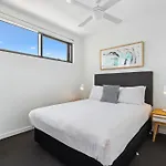 Chic 2-Bed With Rooftop Pool Overlooking The City