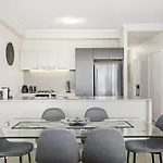 High-Floor 2-Bed Cbd Unit With Views & Amenities