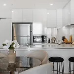 Riverside 2-bed By Brisbane's Landmarks With Pool