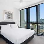 Apartment Riverside 2-bed By Brisbane's Landmarks With Pool