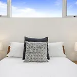High-floor 2-bed Cbd Unit With Views & Amenities * Brisbane