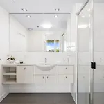 High-floor 2-bed Cbd Unit With Views & Amenities * Brisbane