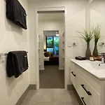 Urban Retreat - Shared With Queen Bed And Private Ensuite