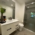 Urban Retreat - Shared With Queen Bed And Private Ensuite Homestay Brisbane