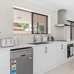Modern Family Escape In Rochedale Pool And Comfort
