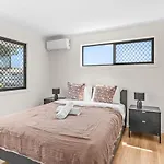 Modern Family Escape In Rochedale Pool And Comfort Holiday home *