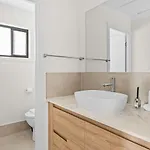 Modern Family Escape In Rochedale Pool And Comfort Holiday home