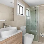 Modern Family Escape In Rochedale Pool And Comfort Holiday home