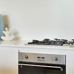 Toowong Cozy 2B2B Retreat With Balcony And Parking