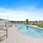 Helia - Beautiful West End Apt With Parking