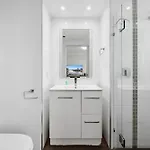 Central Brisbane Studio With Stunning River Views