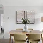 Spacious 2-Bed Apartment Near City Centre