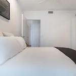 Resort Living 2Br With Pool Spa Gym & Parking